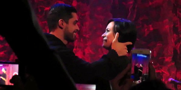 Video Wilmer Valderrama Surprises Girlfriend Demi Lovato Onstage During Her Show