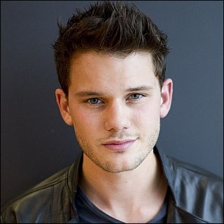 Jeremy Irvine Profile Photo