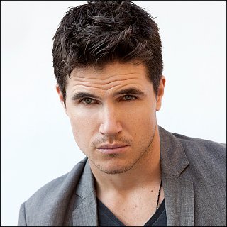 Robbie Amell Profile Photo