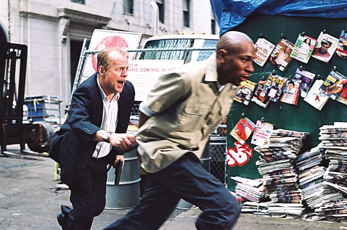 Bruce Willis and Mos Def in Warner Bros.' 16 Blocks (2006)