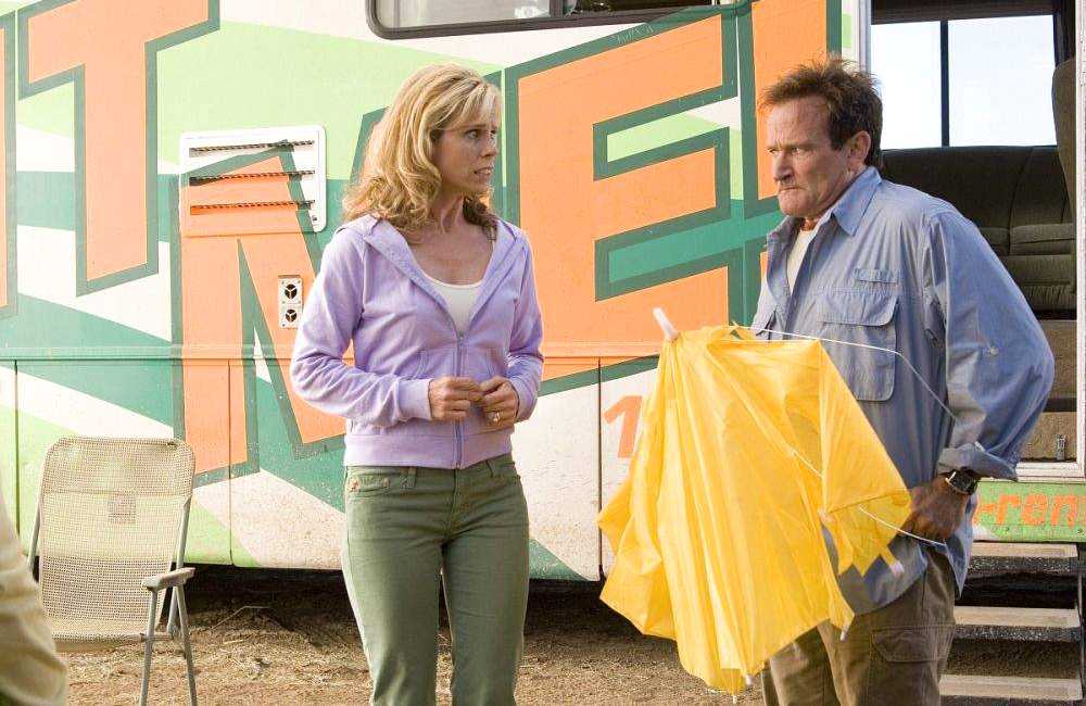 Robin Williams and Cheryl Hines as Bob and Jamie Munro in Columbia Pictures' R.V. (2006)