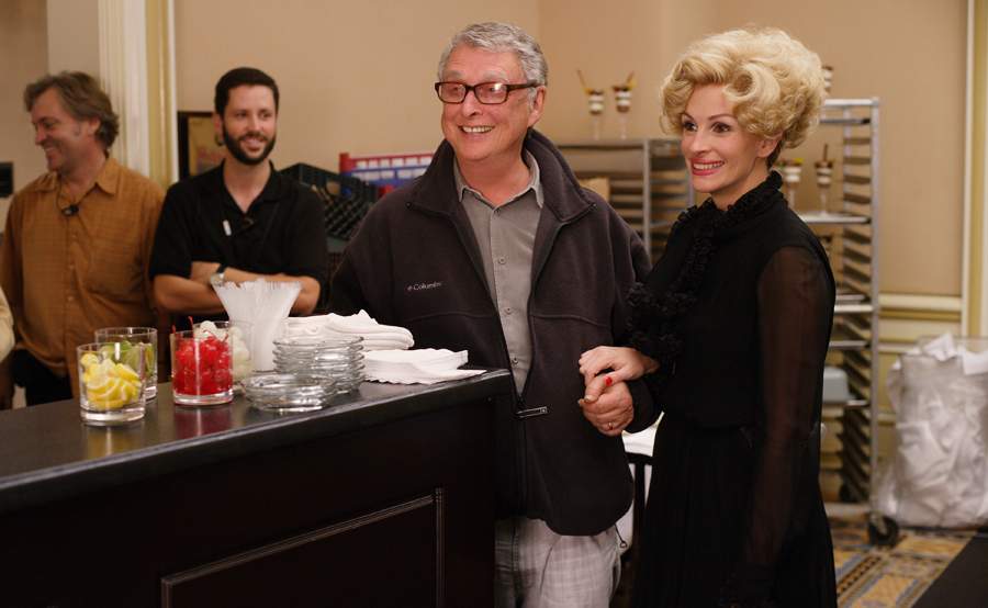 Director Mike Nichols and Julia Roberts on the set of Universal Pictures' Charlie Wilson's War (2007)