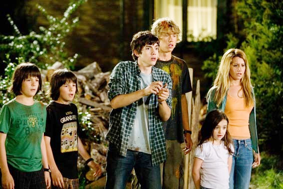 Regan Young, Henri Young, Carter Jenkins, Austin Butler, Ashley Boettcher and Ashley Tisdale in The 20th Century Fox's Aliens in the Attic (2009)