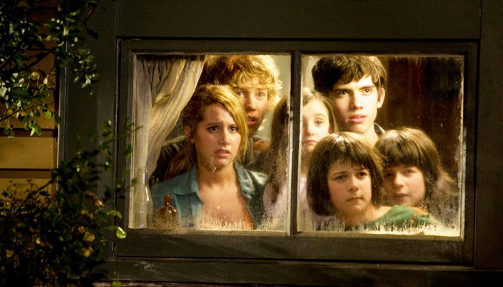 Ashley Tisdale, Austin Butler, Ashley Boettcher, Carter Jenkins, Regan Young and Henri Young in The 20th Century Fox's Aliens in the Attic (2009)