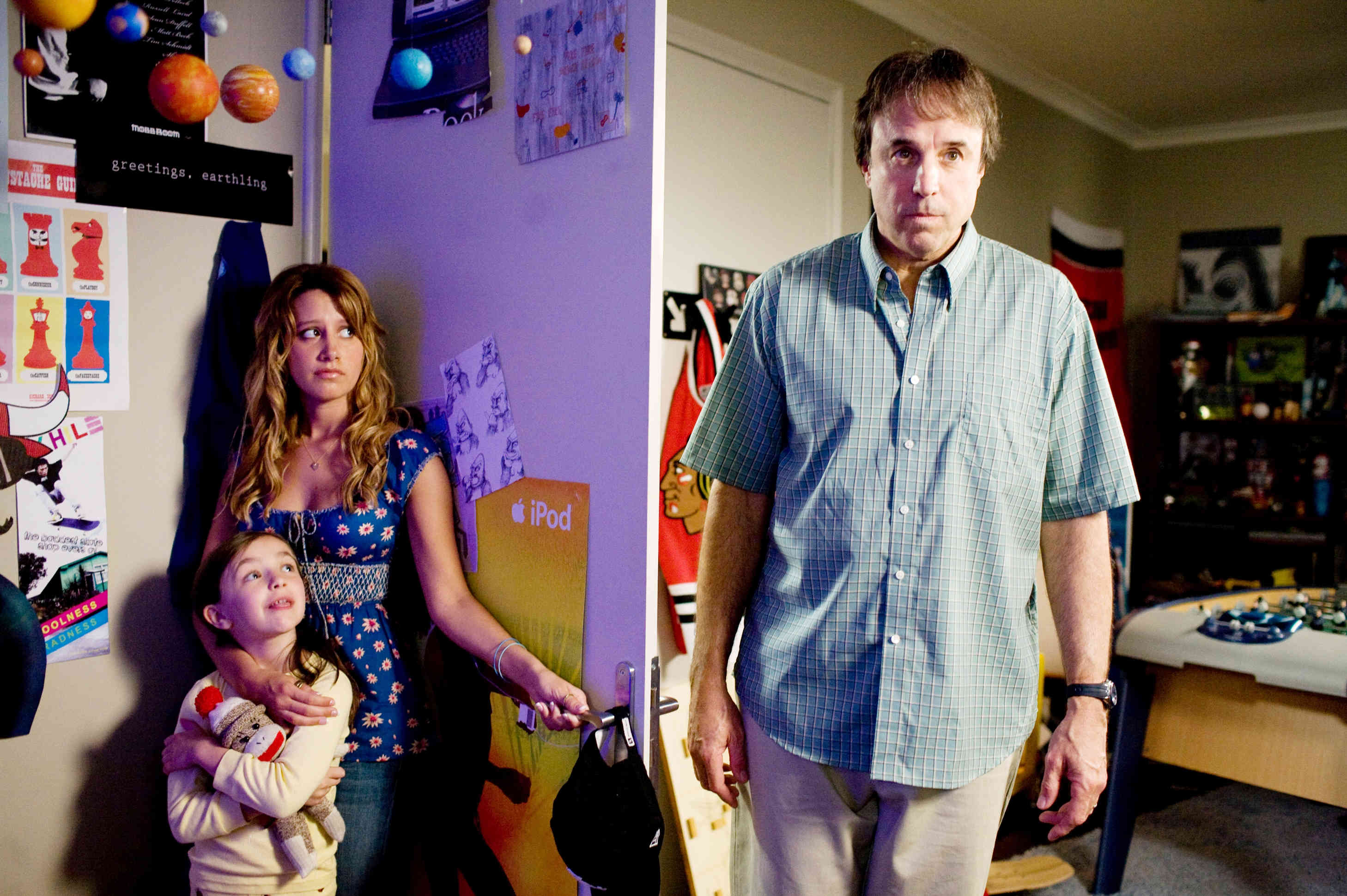Ashley Boettcher, Ashley Tisdale and Kevin Nealon in The 20th Century Fox's Aliens in the Attic (2009)