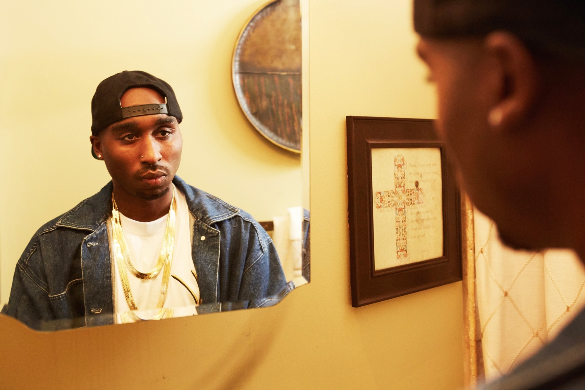 Demetrius Shipp Jr. stars as Tupac Shakur in Summit Entertainment's All Eyez on Me (2017)