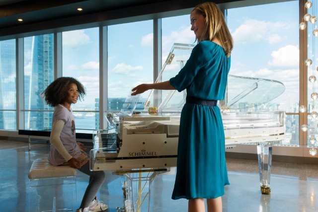 Quvenzhane Wallis stars as Annie and Rose Byrne stars as Grace in Columbia Pictures' Annie (2014)