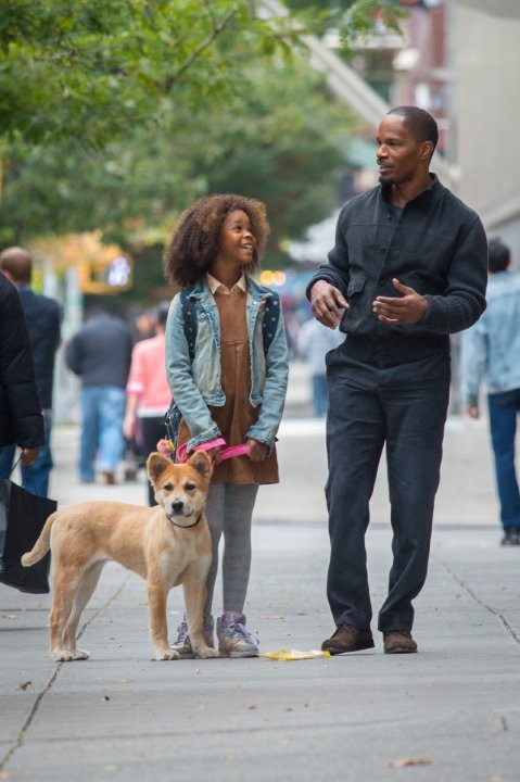 Quvenzhane Wallis stars as Annie and Jamie Foxx stars as Will Stacks in Columbia Pictures' Annie (2014)