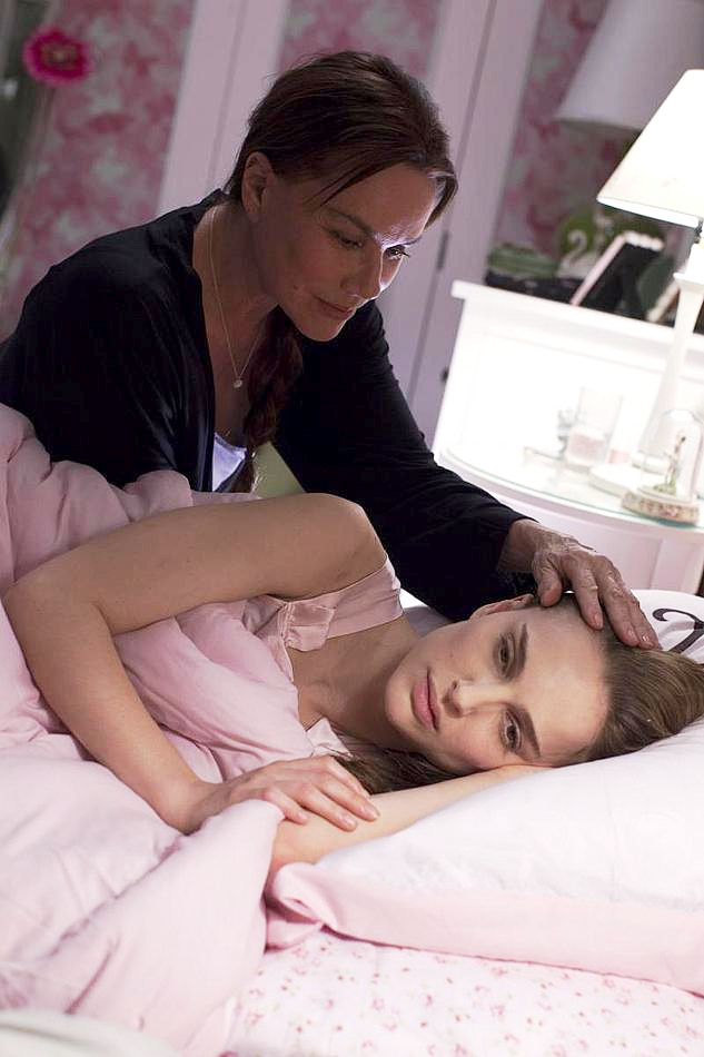 Barbara Hershey stars as Erica and Natalie Portman stars as Nina in Fox Searchlight Pictures' Black Swan (2010)