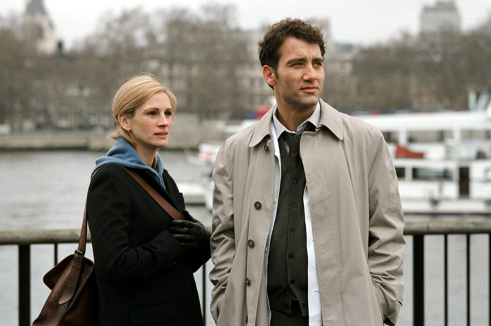 Julia Roberts and Clive Owen in Columbia Pictures' Closer (2004)