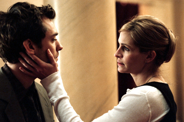 Julia Roberts and Jude Law in Columbia Pictures' Closer (2004)