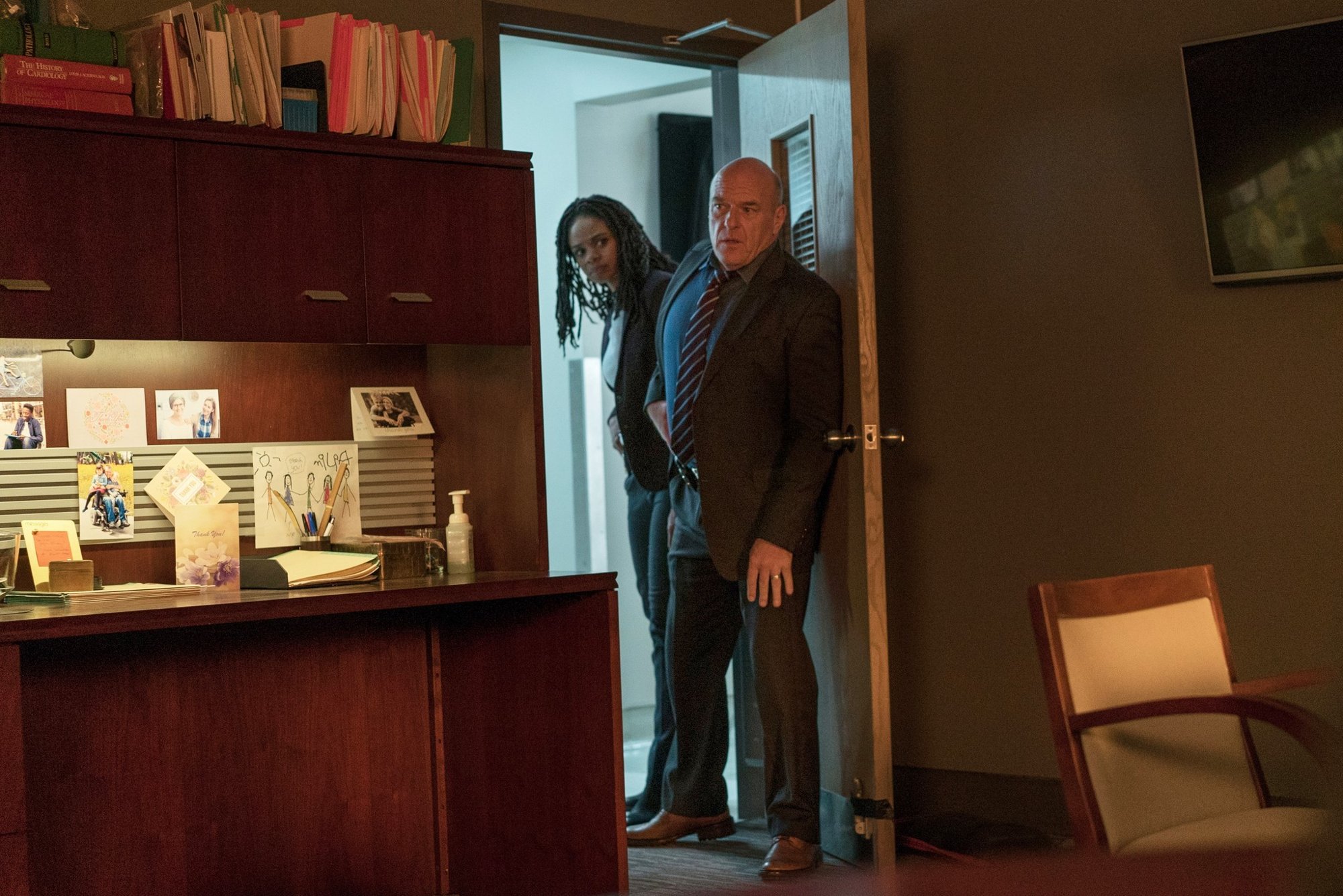 Kimberly Elise stars as Detective Jackson and Dean Norris stars as Detective Rains in Annapurna Pictures' Death Wish (2018)