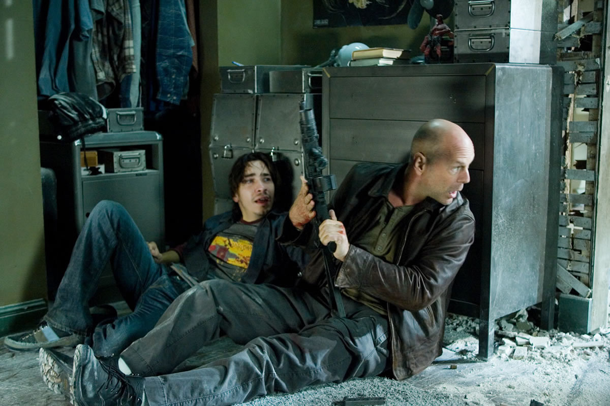 Justin Long as Matt Farrell and Bruce Wilis as John McClane in The 20th Century Fox's Live Free or Die Hard (2007)