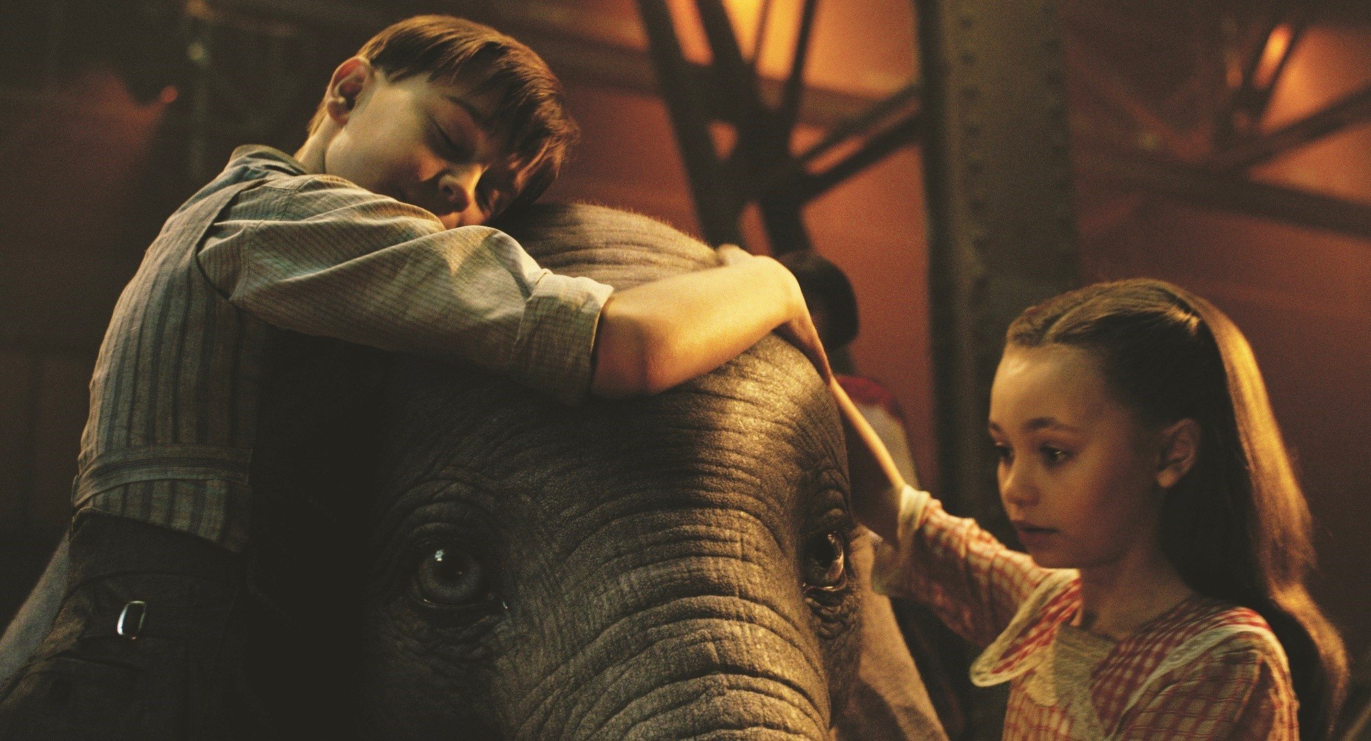 Finley Hobbins stars as Joe Farrier and Nico Parker stars as Milly Farrier in Walt Disney Pictures' Dumbo (2019)