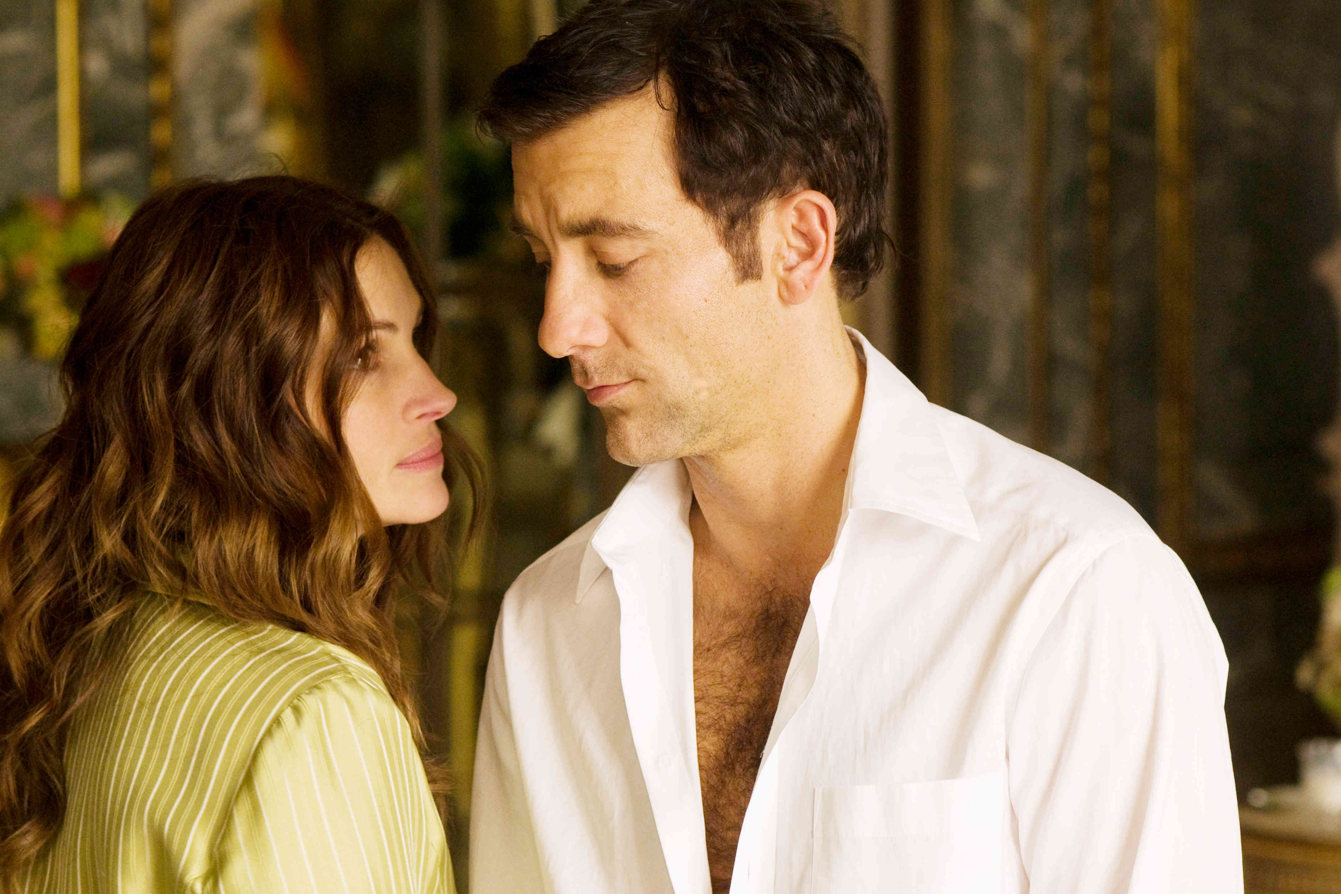 Julia Roberts stars as Claire Stenwick and Clive Owen stars as Ray Koval in Universal Pictures' Duplicity (2009)