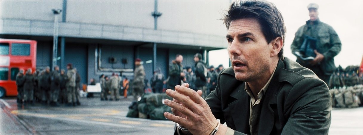 Tom Cruise stars as Lt. Col. Bill Cage in Warner Bros. Pictures' Edge of Tomorrow (2014)