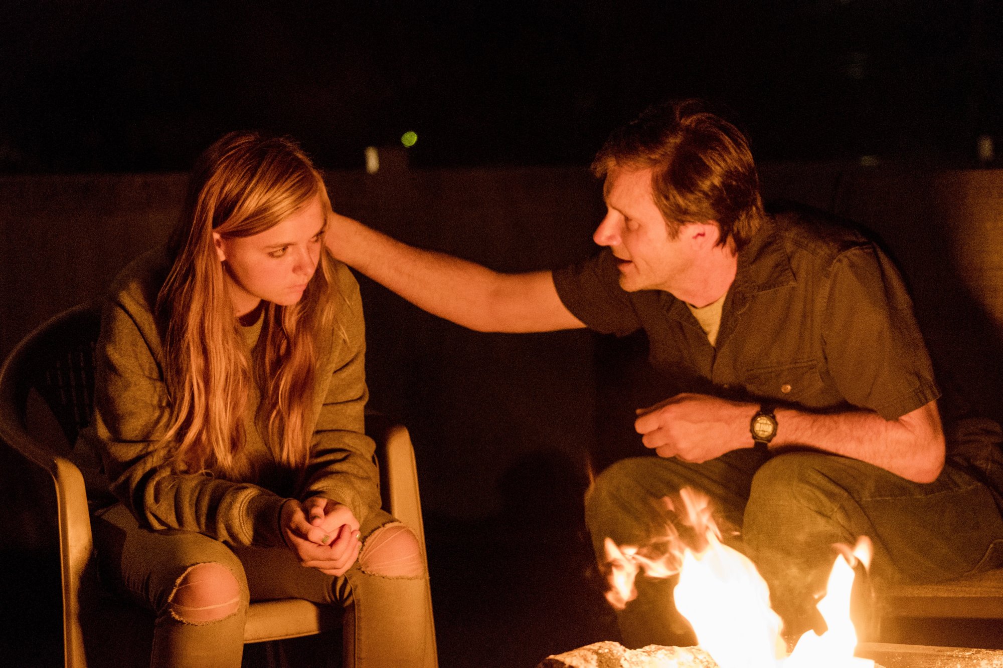 Elsie Fisher stars as Kayla and Josh Hamilton stars as Mark in A24's Eighth Grade (2018)