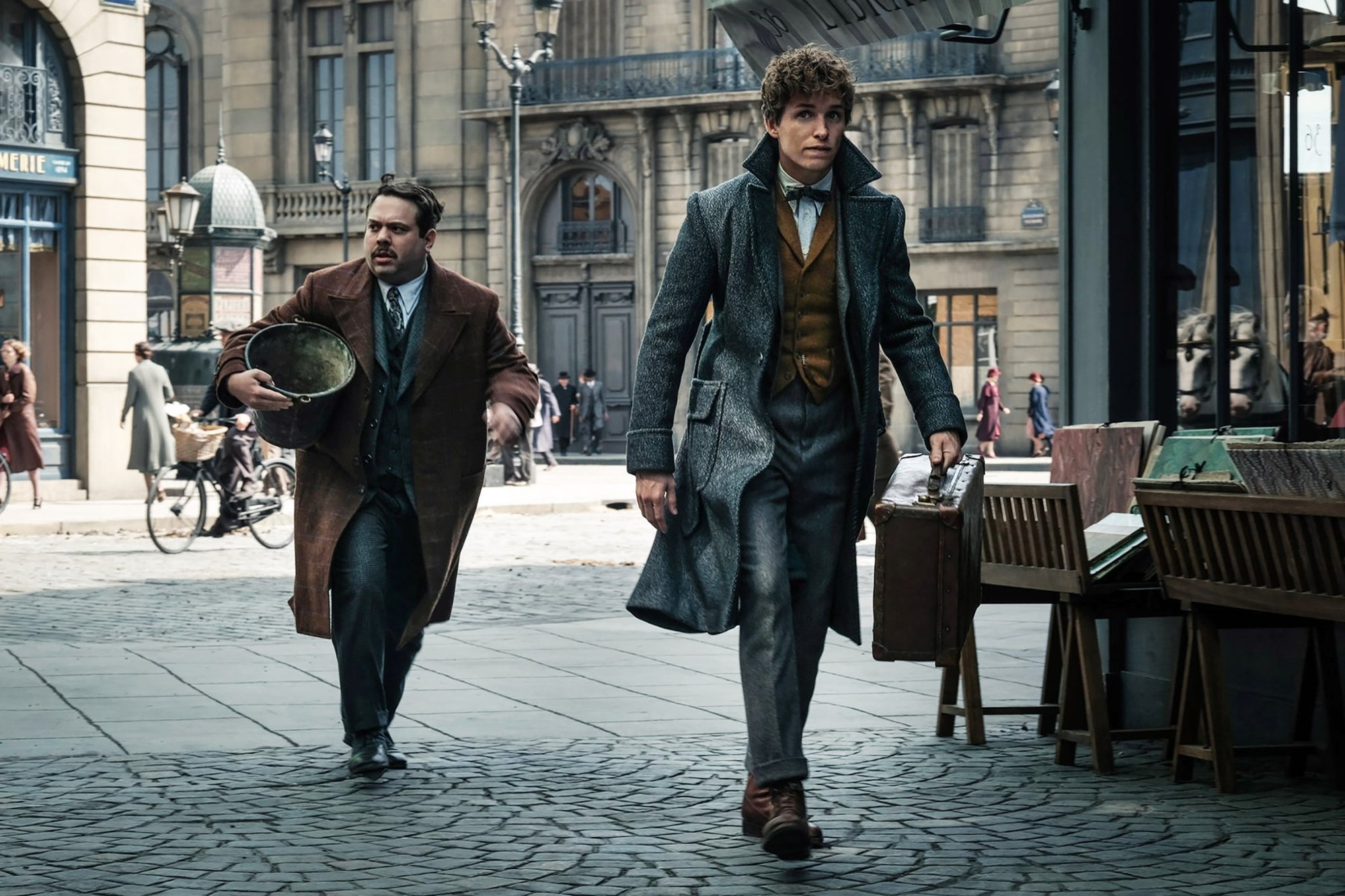 Dan Fogler stars as Jacob Kowalski and Eddie Redmayne stars as Newt Scamander in Warner Bros. Pictures' Fantastic Beasts: The Crimes of Grindelwald (2018)