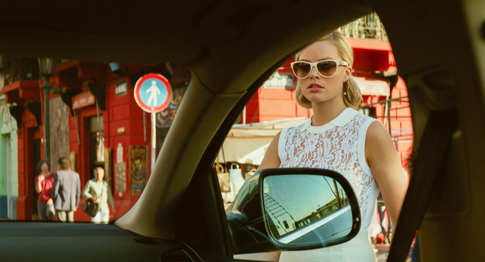 Margot Robbie stars as Jess Barrett in Warner Bros. Pictures' Focus (2015)