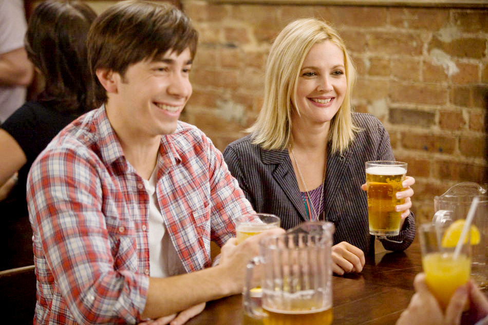 Justin Long stars as Garrett and Drew Barrymore stars as Erin in Warner Bros. Pictures' Going the Distance (2010)
