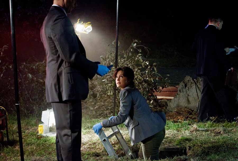 Carla Gugino stars as D.D. Warren in TNT's Hide (2011)