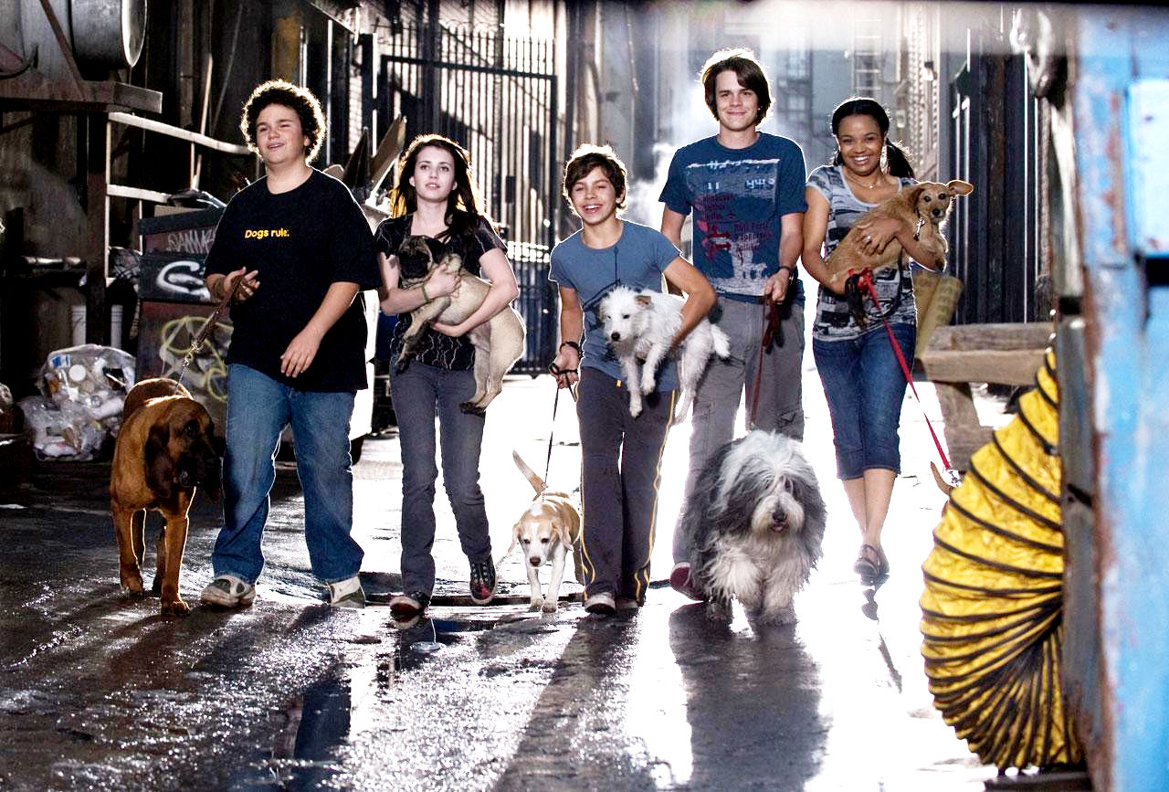 Troy Gentile, Emma Roberts, Jake T. Austin, Johnny Simmons and Kyla Pratt in DreamWorks' Hotel for Dogs (2009)