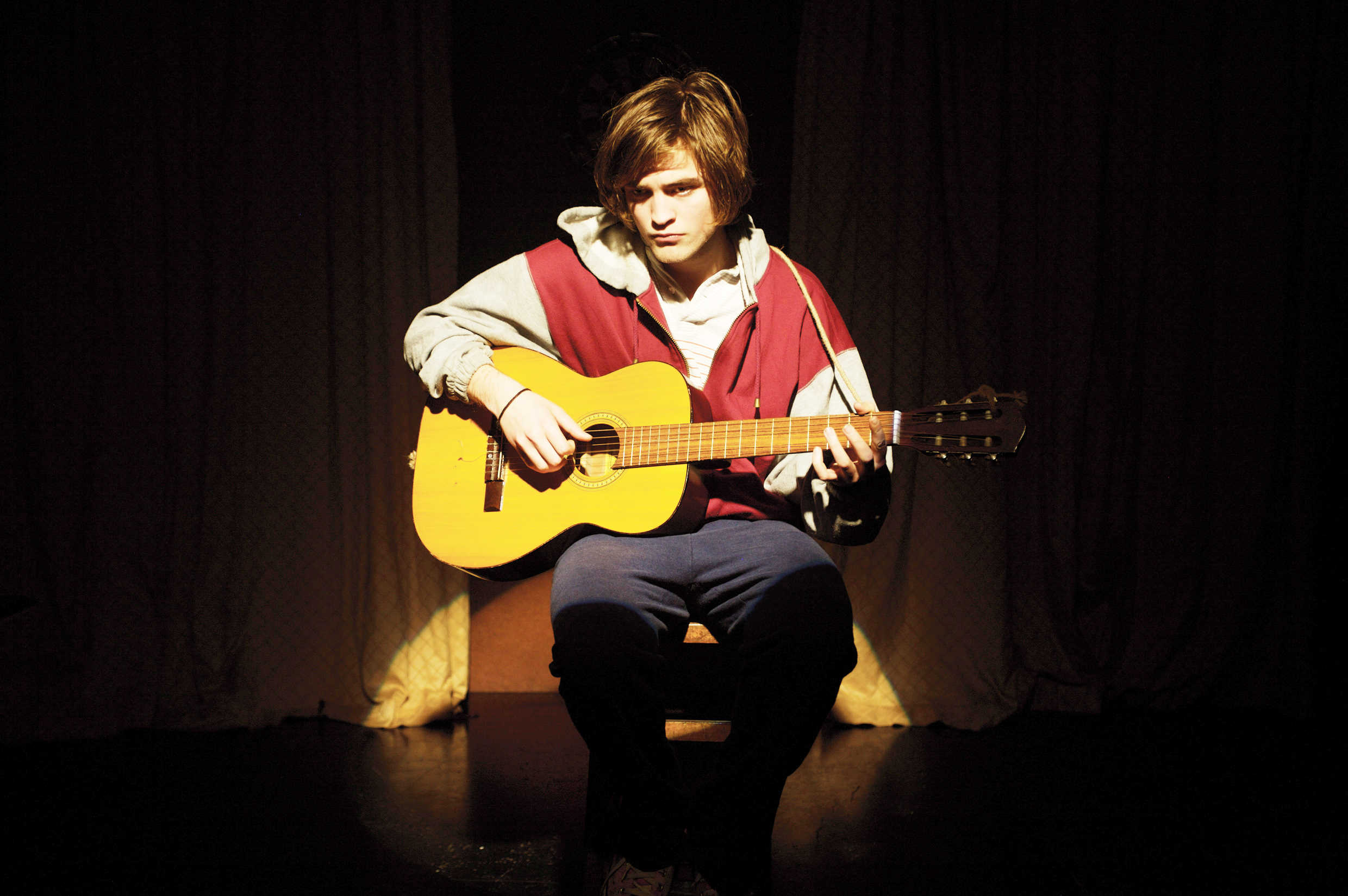 Парень с гитарой. Гитара роберта паттинсона. Рок гитарист. Подросток с гитарой. Мужчина с гитарой.