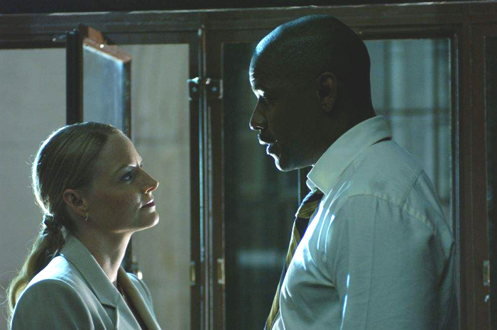 Jodie Foster and Denzel Washington in Universal Pictures' Inside Man (2006)