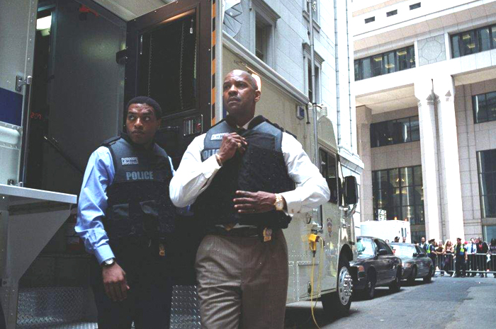Chiwetel Ejiofor as Det. Bill Mitchell and Denzel Washington as Det. Keith Frazier in Universal Pictures' Inside Man (2006)