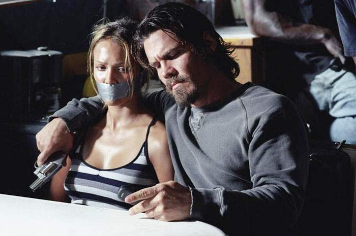 Jessica Alba and Josh Brolin in MGM's Into the Blue (2005)