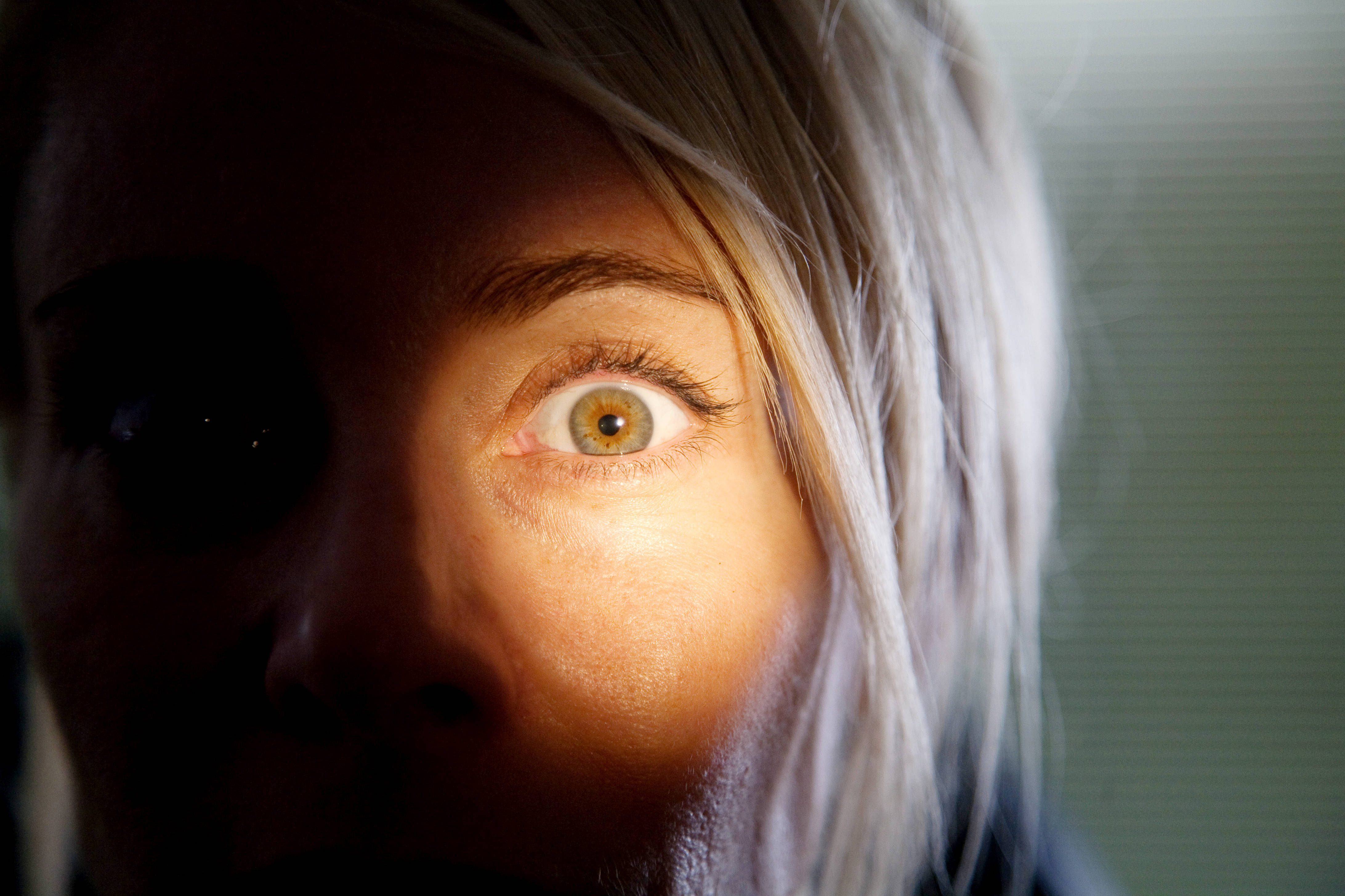 потерянный взгляд. потерянный взгляд. девушка плачет. человек плачет. взгляд орла мем.