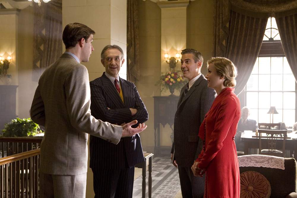 Carter Rutherford (KRASINSKI), agent CC Frazier (JONATHAN PRYCE), Dodge Connolly (CLOONEY) and  Lexie Littleton (ZELLWEGER).