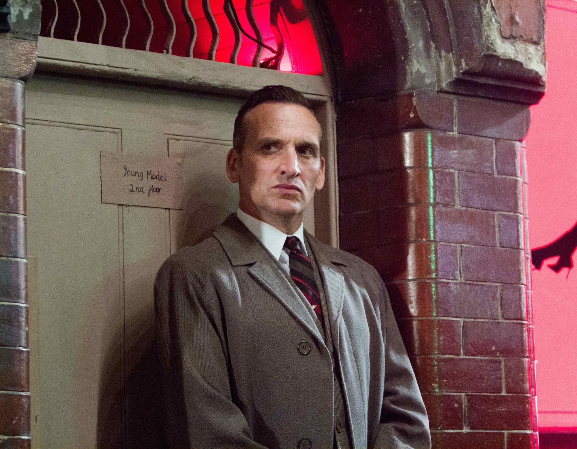 Christopher Eccleston stars as Nipper Read in Universal Pictures' Legend (2015)