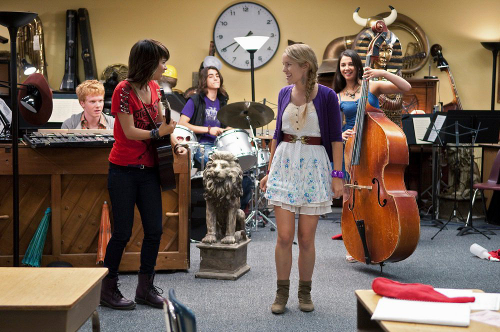 Adam Hicks, Hayley Kiyoko, Blake Michael, Bridgit Mendler and Naomi Scott in Disney Channel's Lemonade Mouth (2011)