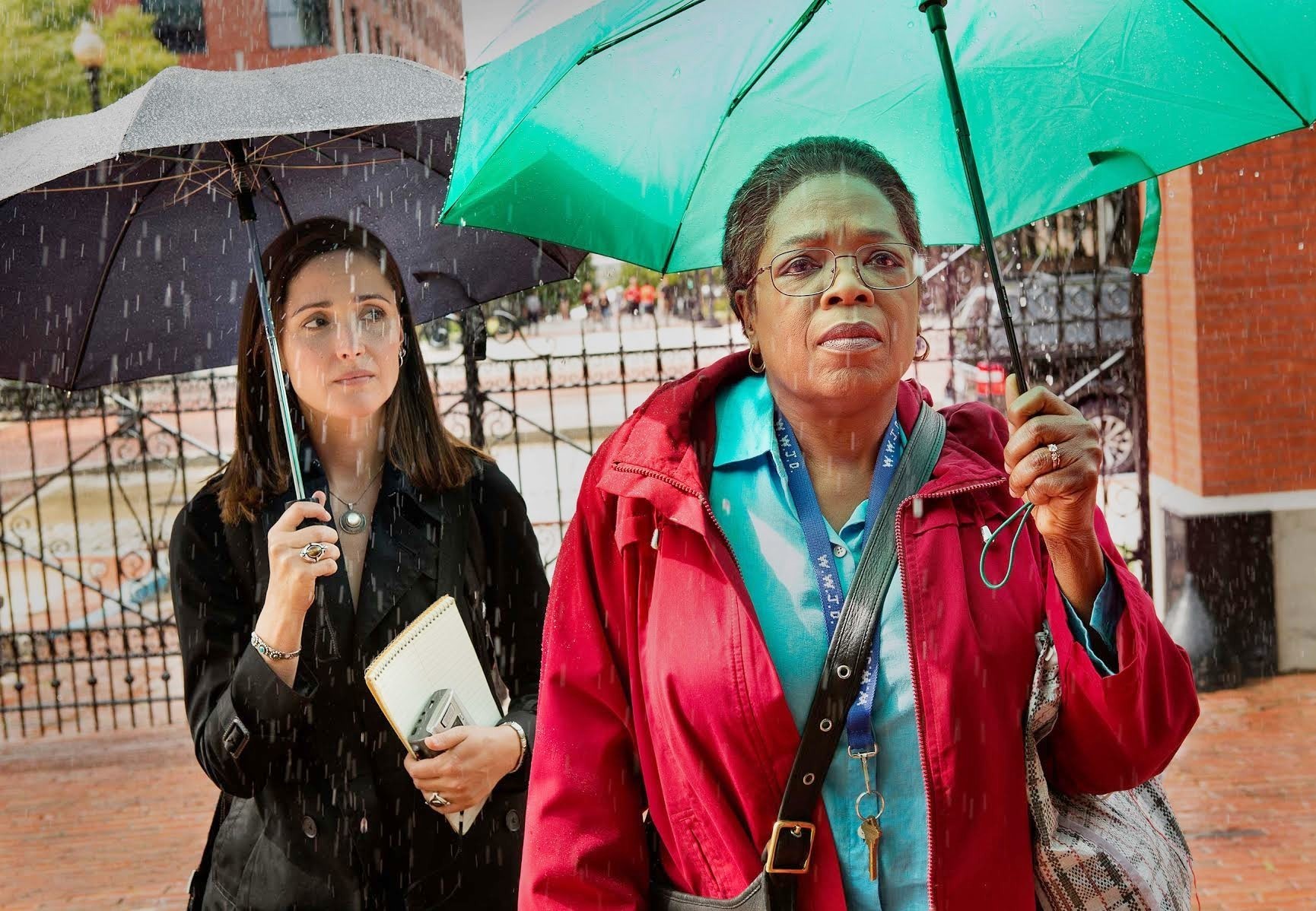 Rose Byrne stars as Rebecca Skloot and Oprah Winfrey stars as Deborah Lacks in HBO Films' The Immortal Life of Henrietta Lacks (2017)