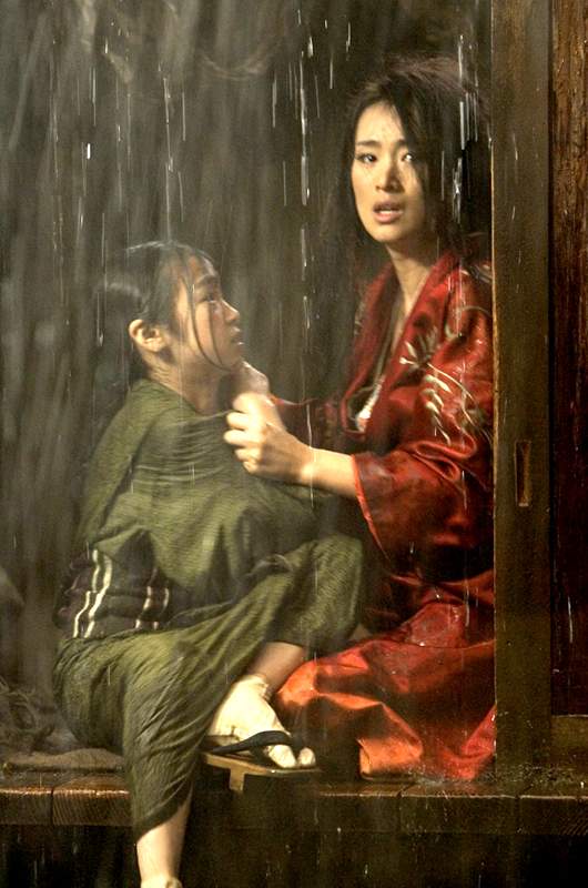 Suzuka Ohgo and Gong Li in Columbia Pictures' Memoirs of a Geisha (2005)