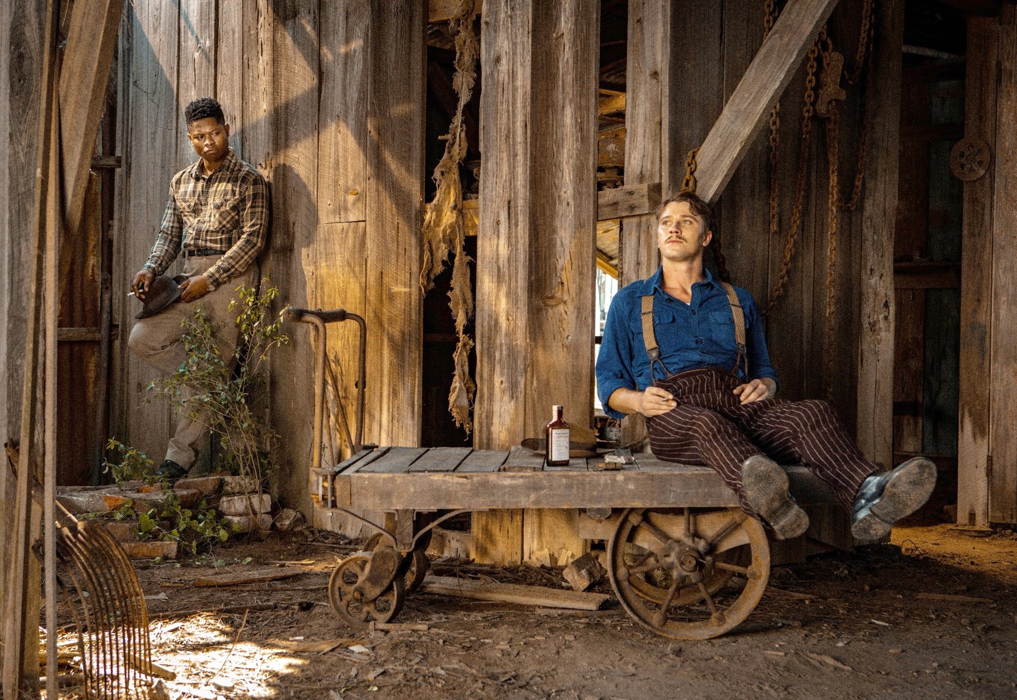 Jason Mitchell stars as Ronsel Jackson and Garrett Hedlund stars as Jamie McAllan in Netflix's Mudbound (2017)