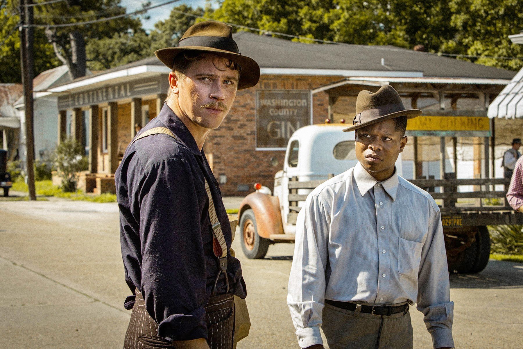 Garrett Hedlund stars as Jamie McAllan and Jason Mitchell stars as Ronsel Jackson in Netflix's Mudbound (2017)