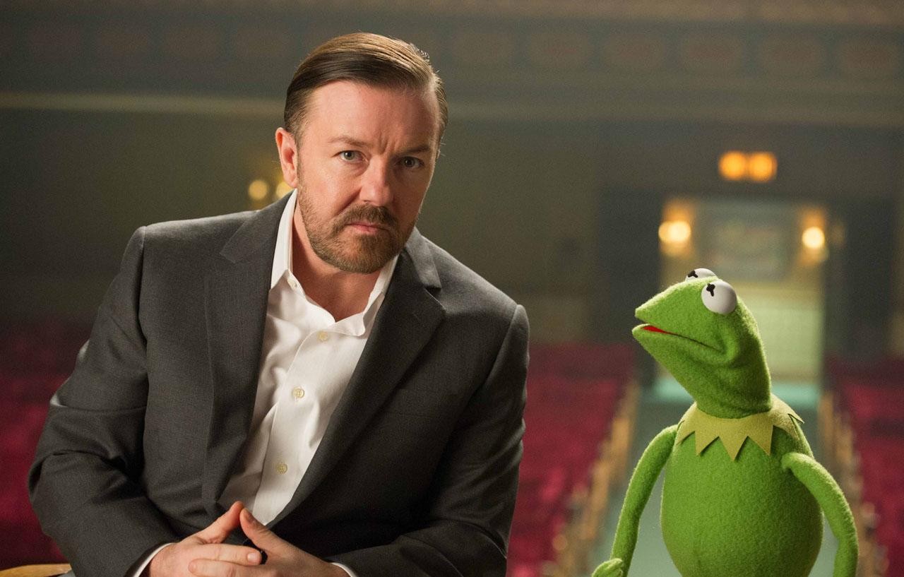 Ricky Gervais (stars as Dominic) and Kermit the Frog in Walt Disney Pictures' Muppets Most Wanted (2014)
