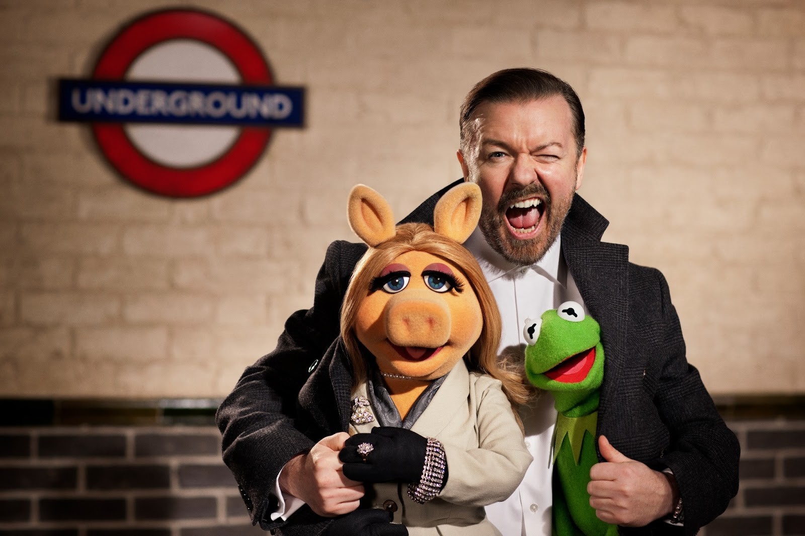 Miss Piggy, Ricky Gervais and Kermit the Frog in Walt Disney Pictures' Muppets Most Wanted (2014)