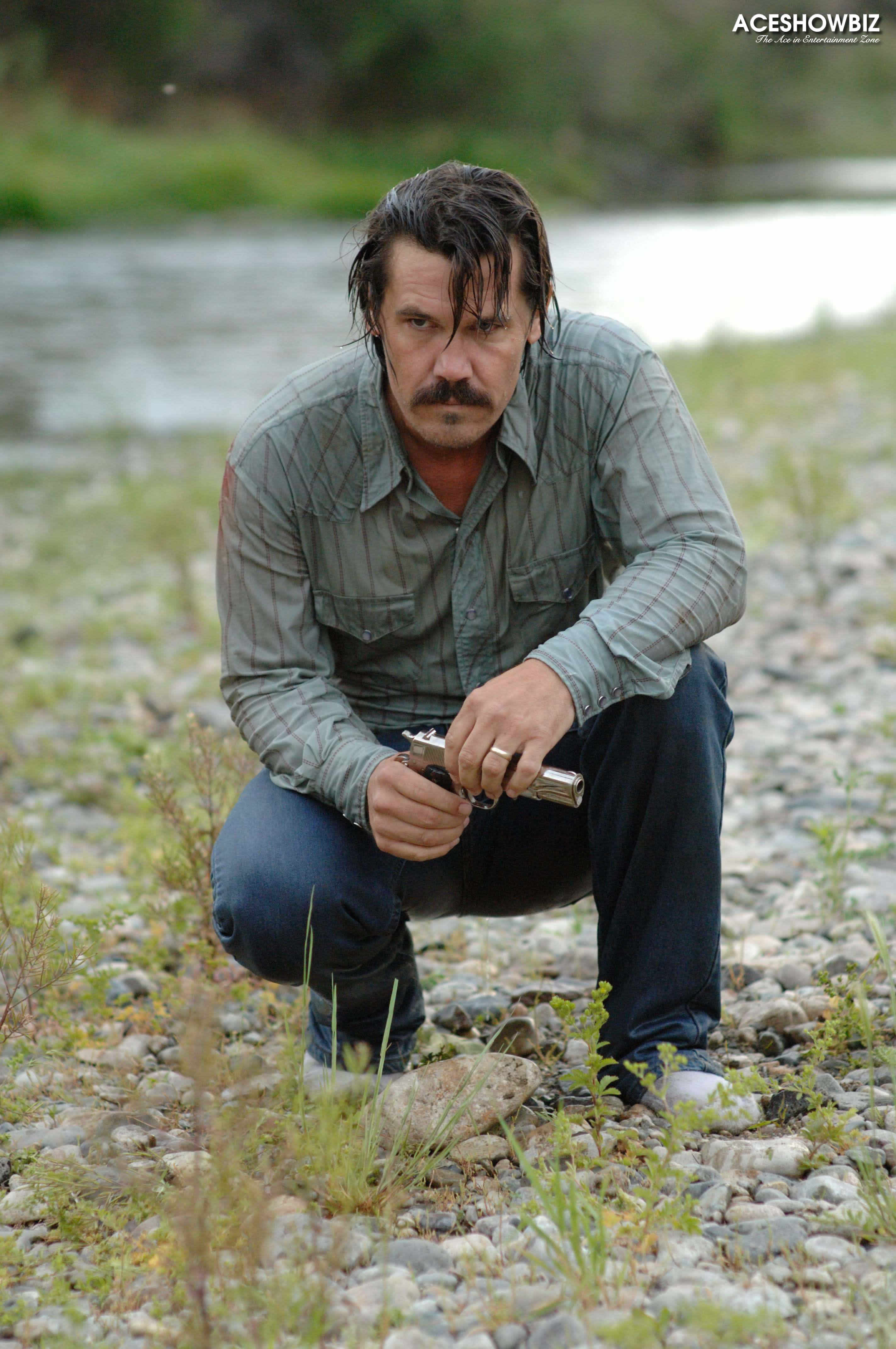 Josh Brolin as Llewelyn Moss in Paramount Classics' No Country for Old Men (2007)