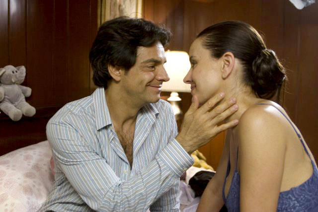 Eugenio Derbez stars as Javier and Martina Garcia as Julia in Lionsgate Films' No Eres Tu, Soy Yo (2011)