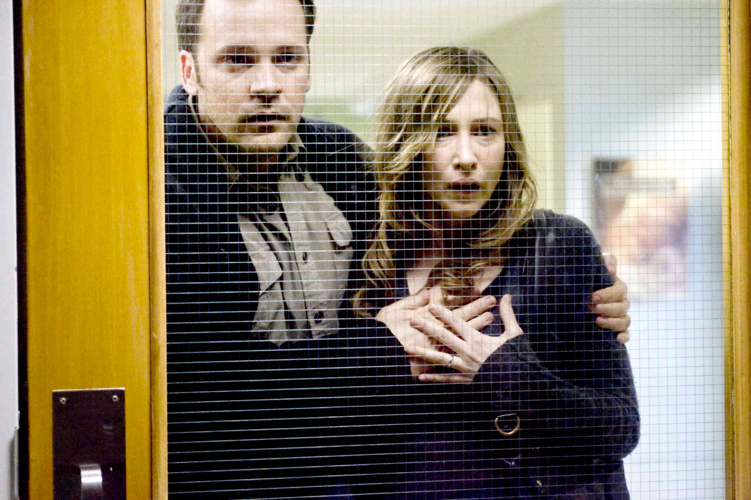 Дитя тьмы 2009 трейлер. Дитя тьмы 2009 Вера Фармига. Вера Фармига в фильме дитя тьмы. Питер Сарсгаард дитя тьмы. Дитя тьмы / Orphan (2009, фильм).