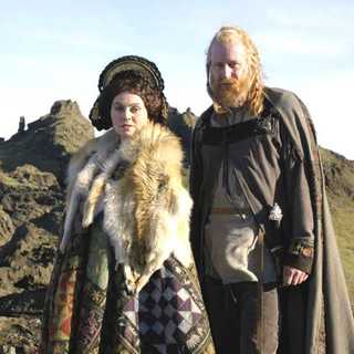 Stellan Skarsgard and Steinunn �l�na �orsteinsd�ttirr in Beowulf & Grendel (2006)