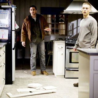 Jake Gyllenhaal stars as Tommy Cahill and obey Maguire stars as Sam Cahill in Lionsgate Films' Brothers (2009)