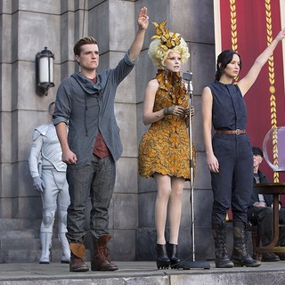 Josh Hutcherson, Elizabeth Banks and Jennifer Lawrence in Lionsgate Films' The Hunger Games: Catching Fire (2013)