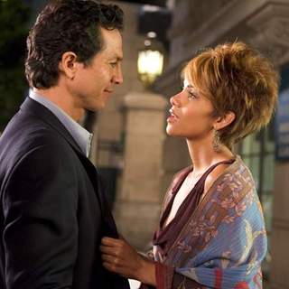 Benjamin Bratt and Halle Berry in Warner Bros.' Catwoman (2004)