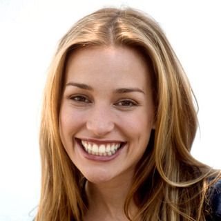 Piper Perabo as Nora Baker in The 20th Century Fox' Cheaper by the Dozen (2003)