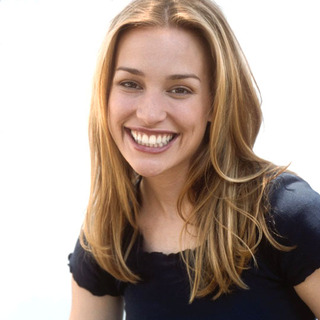 Piper Perabo as Nora Baker in The 20th Century Fox' Cheaper by the Dozen (2003)