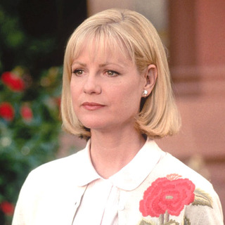 Bonnie Hunt as Kate Baker in The 20th Century Fox' Cheaper by the Dozen (2003)